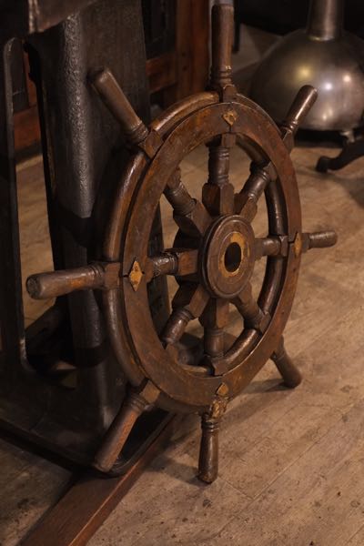 roue ancienne de bateau